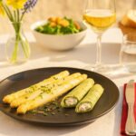 Rezeptidee Wein zum Essen Weißer Spargel mit Kräuter-Crêpes und Ziegenfrischkäse, serviert mit Chenin