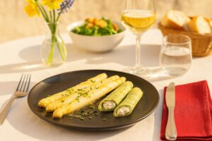 Rezeptidee Wein zum Essen Weißer Spargel mit Kräuter-Crêpes und Ziegenfrischkäse, serviert mit Chenin