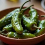 Rezeptidee Wein zum Essen Pimientos de Padrón mit Meersalz und ein Glas Verdejo