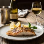 Rezeptidee Wein zum Essen Gegrillte Dorade, Zitronenblatt, Fischgericht mit Weißwein, mediterraner Teller und ein Glas Albariño