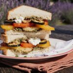 Tapenade-Tramezzini mit gegrilltem Gemüse, Burrata und Rosé de Provence, Wein zum Essen