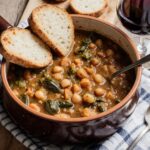 Wein zum Essen Ribollita mit Brot, Kohl und Chianti Colli Senesi auf toskanischem Landhaustisch