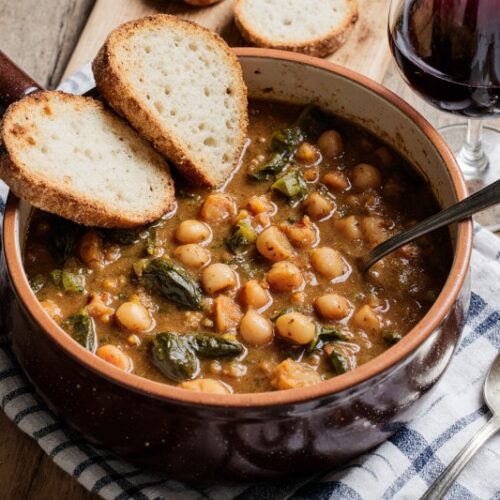 Wein zum Essen Ribollita mit Brot, Kohl und Chianti Colli Senesi auf toskanischem Landhaustisch