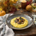 Wein zum Essen – Gebratene Pfifferlinge auf Polenta mit Kräutern, serviert mit Chardonnay im herbstlichen Garten