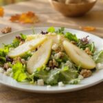 Wein zum Essen Herbstsalat mit Birne, Walnuss und Gorgonzola, serviert mit einem Glas Riesling Kabinett von der Mosel