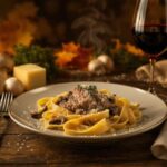 Wein zum Essen Kalbsragout mit Steinpilzen & Bandnudeln, herbstliche Tischszene mit Pinot Noir