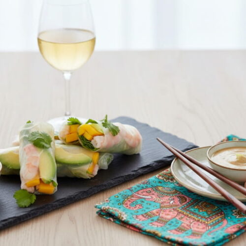 Wine with food: Fresh rolls of happiness with mango alongside a glass of Gelber Muskateller wine.