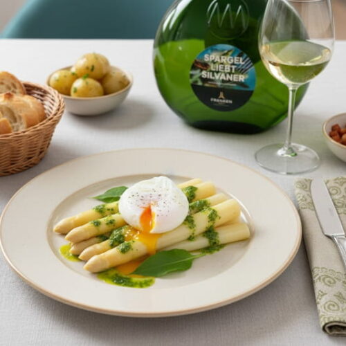 Wine with food: Lukewarm asparagus salad with wild garlic and egg alongside a glass of Silvaner.
